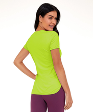 Carica l'immagine nel visualizzatore di Gallery, Model Back: Alto Giro Fitness Haut T-Shirt Skin Fit Alongada Gola V Verde Acidlime