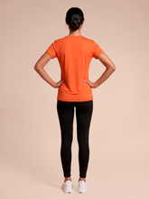Carica l'immagine nel visualizzatore di Gallery, Model Back: Uv Line Haut De Plage T-Shirt Uvpro Fem Pitanga Upf50+