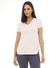 Carica l'immagine nel visualizzatore di Gallery, Model Front: Alto Giro Fitness Haut T-Shirt Skin Fit Alongada Gola V Rosa Respire