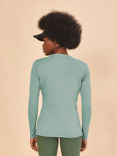 Carica l'immagine nel visualizzatore di Gallery, Model Back: Uv Line T-Shirt Longsleeve Fem New Fit Verde Agua Upf50+