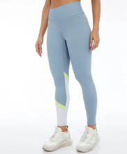 Carica l'immagine nel visualizzatore di Gallery, Model Front: Alto Giro Fitness Bas Legging Hyper Recorte Diagonal Cinza Wind
