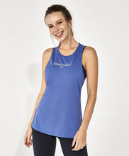 Carica l'immagine nel visualizzatore di Gallery, Model Front: Alto Giro Fitness Haut Regata Skin Fit Inspiracional Nadador Azul Moonlight