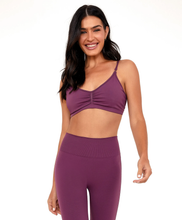 Carica l'immagine nel visualizzatore di Gallery, Model Front: Alto Giro Fitness Haut Top Sem Costura Essential Roxo Wine