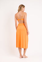 Carica l'immagine nel visualizzatore di Gallery, Model Back: Rio De Sol Jupe De Page Bio-Laranjada Long Skirt Knot
