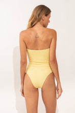 Carica l'immagine nel visualizzatore di Gallery, Model Back: Rio De Sol Une Pièce Drift-Butterglow Tube-Op