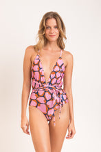 Carica l'immagine nel visualizzatore di Gallery, Model Front: Rio De Sol Une Pièce Amore-Pink New Vegas