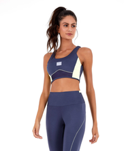 Carica l'immagine nel visualizzatore di Gallery, Model Front: Alto Giro Fitness Haut Top Blackout Recorte Tela Cinza Odyssey