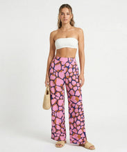 Carica l'immagine nel visualizzatore di Gallery, Model Front: Rio De Sol Pantalon De Plage Amore-Pink Wide Pants