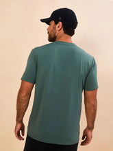 Carica l'immagine nel visualizzatore di Gallery, Model Back: Uv Line T-Shirt Pour Homme T-Shirt New Fit Textura Masc Verde Jade Upf50+