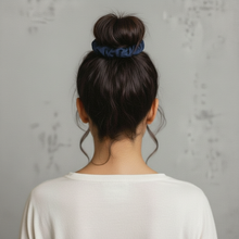Carica l'immagine nel visualizzatore di Gallery, Model Back: Rio De Sol Chouchou Navy Scrunchie