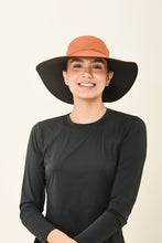 Carica l'immagine nel visualizzatore di Gallery, Model Front: Uv Line Chapeau Souple/Capeline San Diego Preto Caramelo Upf50+