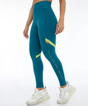 Carica l'immagine nel visualizzatore di Gallery, Model Front: Alto Giro Fitness Bas Legging Bodytex Vazado Lateral Sport Way Verde Running