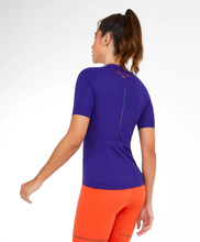 Carica l'immagine nel visualizzatore di Gallery, Model Back: Alto Giro Fitness Haut T-Shirt Skin Fit Biker Com Bolsos Roxo Eletric