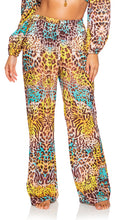 Carica l'immagine nel visualizzatore di Gallery, Model Front: Luli Fama Pantalon De Plage Bottom Flare Diosa Salvaje