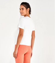 Carica l'immagine nel visualizzatore di Gallery, Model Back: Alto Giro Fitness Haut T-Shirt Radiosa Love Is Off White