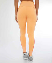 Carica l'immagine nel visualizzatore di Gallery, Model Back: Alto Giro Fitness Bas Legging Blackout Ii C/ Recorte Verticale Laranja Gym