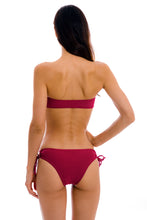 Carica l'immagine nel visualizzatore di Gallery, Model Back: Rio De Sol Haut Top Uv-Desejo Bandeau-Reto