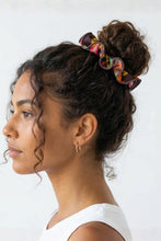 Carica l'immagine nel visualizzatore di Gallery, Model Front: Rio De Sol Chouchou Fiore Scrunchie