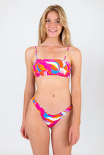 Carica l'immagine nel visualizzatore di Gallery, Model Front: Rio De Sol Ensemble Set Antelope Bandeau-Reto High-Leg