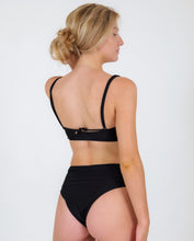 Carica l'immagine nel visualizzatore di Gallery, Image 06: Rio De Sol Ensemble Set Shimmer-Black Bandeau-Reto Hotpants