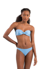 Carica l'immagine nel visualizzatore di Gallery, Model Front: Rio De Sol Ensemble Set Shimmer-Baltic-Sea Bandeau-Joy Essential
