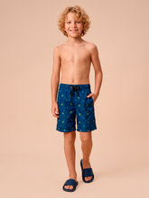 Carica l'immagine nel visualizzatore di Gallery, Model Front: Uv Line Maillot De Bain Garçon Shorts Acqua Kids Pirates Fun Upf50+