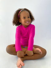 Carica l'immagine nel visualizzatore di Gallery, Model Front: Rio De Sol T-Shirt Amaranto Rash-Guard Kids