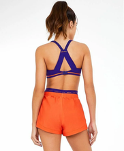 Carica l'immagine nel visualizzatore di Gallery, Model Back: Alto Giro Fitness Haut Top Blackout Ii Recorte Costas Fusionado Roxo Eletric