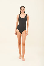 Carica l'immagine nel visualizzatore di Gallery, Model Front: Uv Line Une Pièce Maio Swim Textura Preto Upf50+