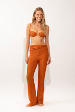 Carica l'immagine nel visualizzatore di Gallery, Model Front: Rio De Sol Pantalon De Plage Ferrugo Murana Pants