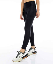 Carica l'immagine nel visualizzatore di Gallery, Model Front: Alto Giro Fitness Bas Legging Couro Com Recorte Rebatidos Preto
