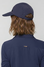 Carica l'immagine nel visualizzatore di Gallery, Model Back: Uv Line Casquette Visor Capri Colors Nac Fem Navy Blue Upf50+
