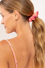 Carica l'immagine nel visualizzatore di Gallery, Model Front: Rio De Sol Chouchou Solea Scrunchie