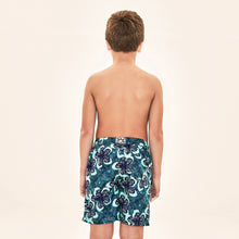 Carica l'immagine nel visualizzatore di Gallery, Model Back: Uv Line Maillot De Bain Garçon Shorts Aqua Hibiscus Kids Upf50+