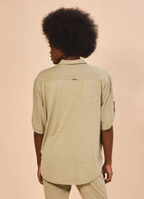 Carica l'immagine nel visualizzatore di Gallery, Model Back: Uv Line Chemise Shirt Copa Sand Upf50+