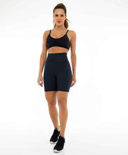 Carica l'immagine nel visualizzatore di Gallery, Model Front: Alto Giro Fitness Bas Bermuda Hyper Com Bolsos Laterais Preto