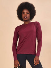 Carica l'immagine nel visualizzatore di Gallery, Model Front: Uv Line T-Shirt Longsleeve Uvpro Vermelho Quimado Upf50+