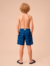 Carica l'immagine nel visualizzatore di Gallery, Model Back: Uv Line Maillot De Bain Garçon Shorts Acqua Kids Pirates Fun Upf50+