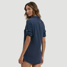 Carica l'immagine nel visualizzatore di Gallery, Model Back: Uv Line Vêtement De Plage Shirtdress Copenhagen Fem Navy Blue Upf50+