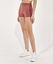 Carica l'immagine nel visualizzatore di Gallery, Model Front: Alto Giro Fitness Bas Shorts Meia Malha Recortes Rib Rosa Hug