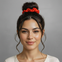 Carica l'immagine nel visualizzatore di Gallery, Model Front: Rio De Sol Chouchou Rouge Scrunchie