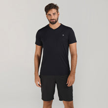 Carica l'immagine nel visualizzatore di Gallery, Model Front: Uv Line Fitness Haut Sport Fit Mas Preto Upf50+