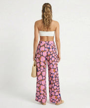 Carica l'immagine nel visualizzatore di Gallery, Model Back: Rio De Sol Pantalon De Plage Amore-Pink Wide Pants