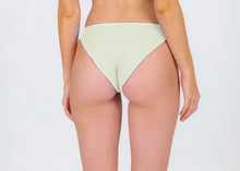Carica l'immagine nel visualizzatore di Gallery, Model Back: Rio De Sol Bas Bottom Off-White Essential-Comfy