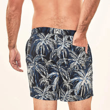 Carica l'immagine nel visualizzatore di Gallery, Model Back: Uv Line Short De Bain Short Acqua Coqueiros Marinho Upf50+