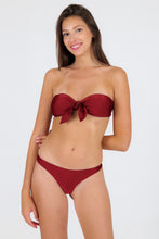 Carica l'immagine nel visualizzatore di Gallery, Model Front: Rio De Sol Ensemble Set Shimmer-Divino Bandeau-Knot Nice-Fio