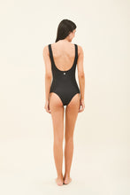 Carica l'immagine nel visualizzatore di Gallery, Model Back: Uv Line Une Pièce Maio Swim Textura Preto Upf50+