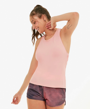 Carica l'immagine nel visualizzatore di Gallery, Model Front: Alto Giro Fitness Haut Regata Speed Detalhe Vazado Costas Coral Cream