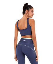 Carica l'immagine nel visualizzatore di Gallery, Model Back: Alto Giro Fitness Haut Top Blackout Recorte Tela Cinza Odyssey