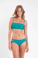 Carica l'immagine nel visualizzatore di Gallery, Model Front: Rio De Sol Ensemble Set Grove Bandeau-Reto Madrid